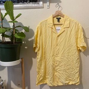 NWT. Men’s short sleeve button down
